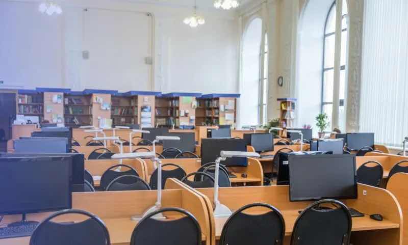 accès équitable postes libre service